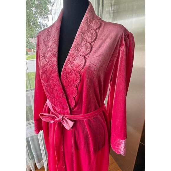 Vintage 80s robe, raspberry pink velvet, stitched scalloped lapels & cuffs, tie - Picture 2 of 9